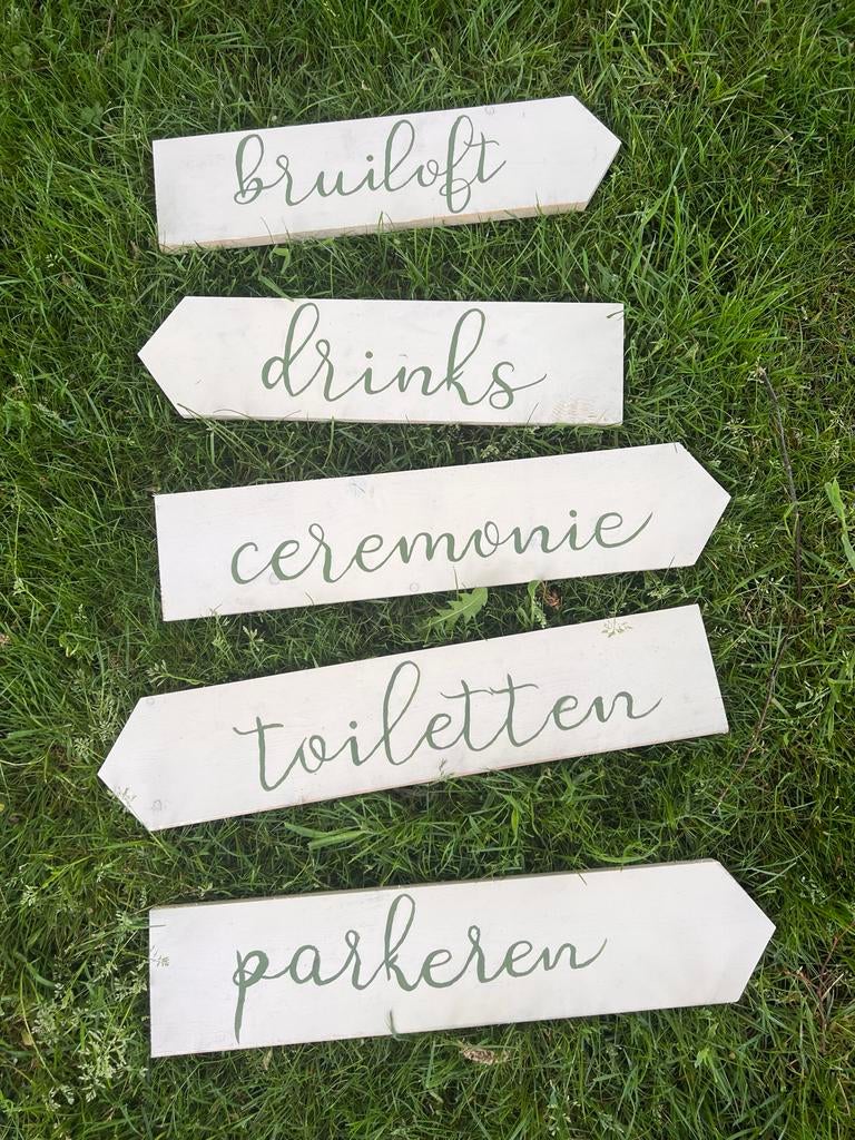 Te huur: Handgeschilderde Wegwijzers Bruiloft - Set van 5, Hobby en Vrije tijd, Feestartikelen, Zo goed als nieuw, Versiering