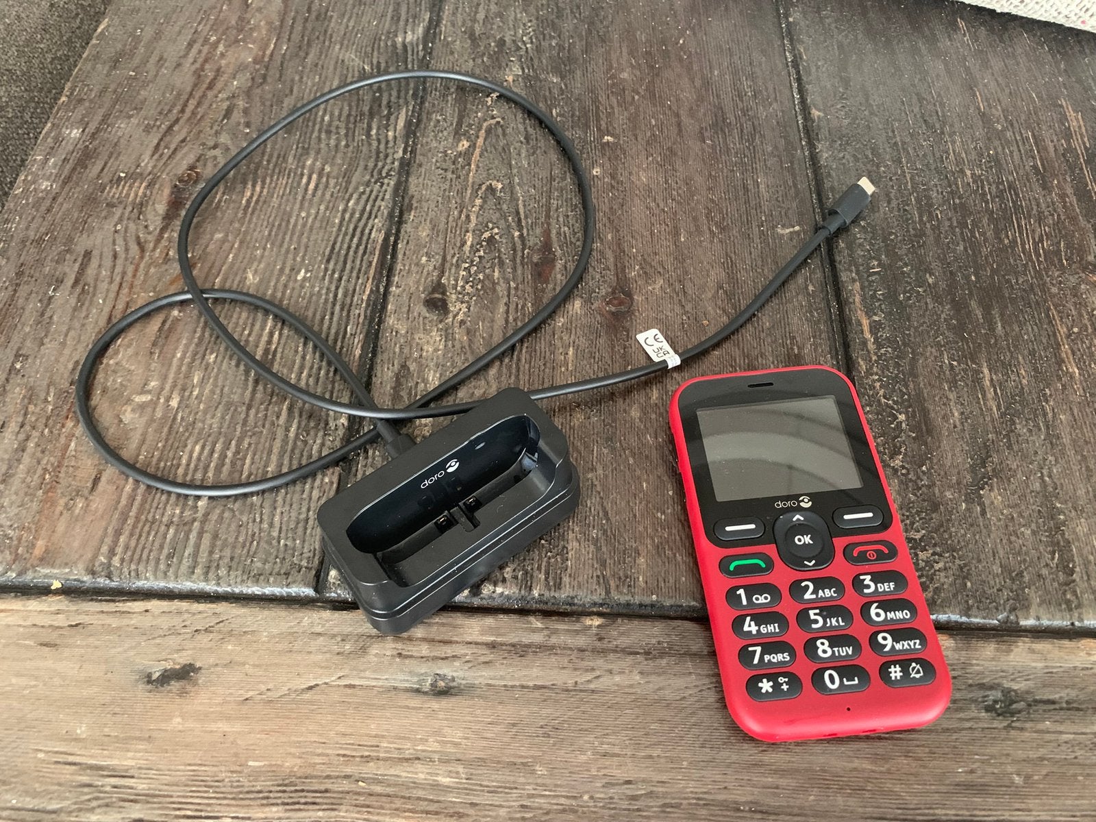 Nieuwe Doro 1381 seniorentelefoon rood, Ophalen of Verzenden, Nieuw