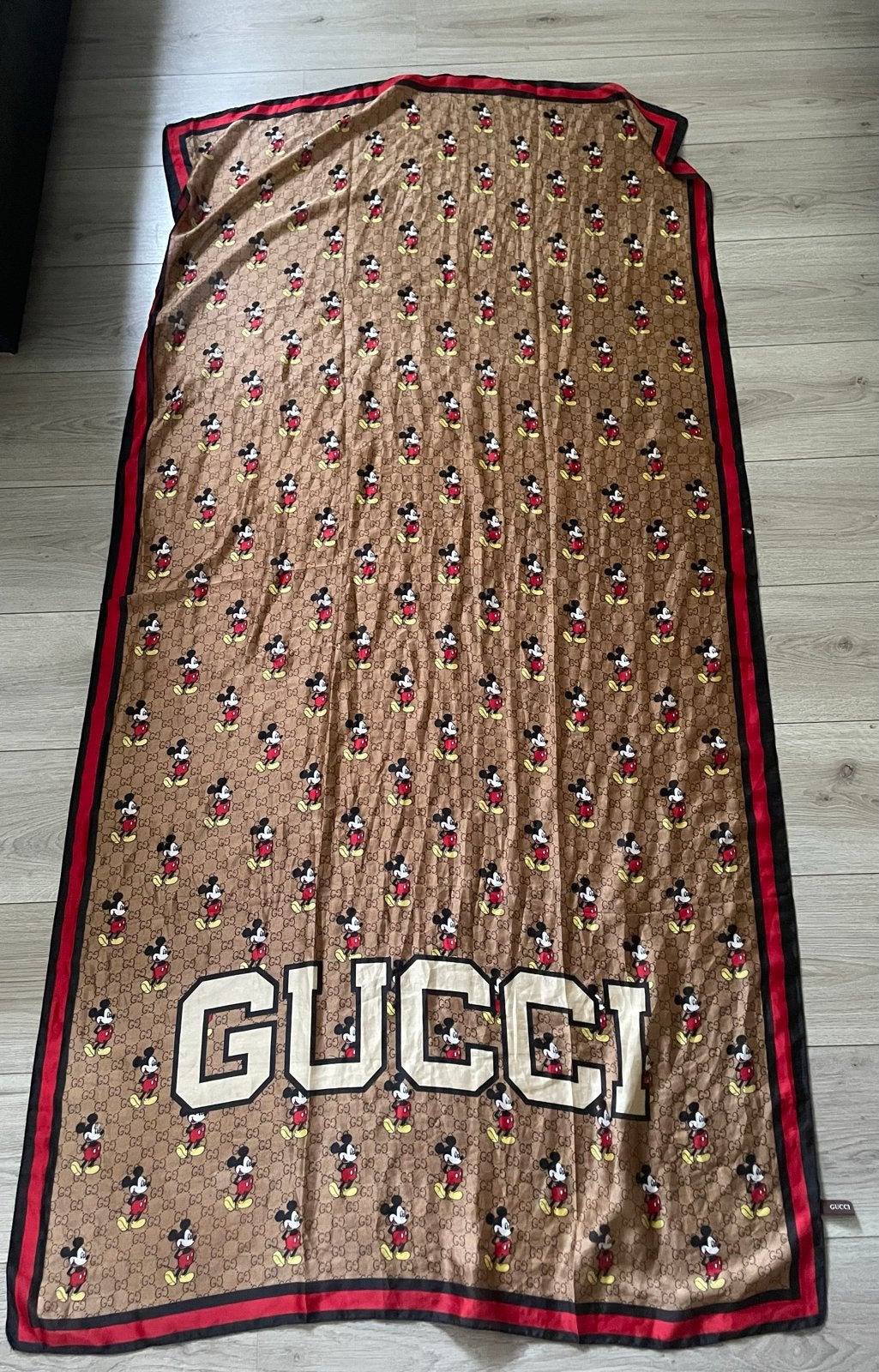 Disney x Gucci Zijden Sjaal/Pareo Mickey Mouse Monogram, Ophalen of Verzenden, Gedragen, Maat 46/48 (XL) of groter, Sjaal
