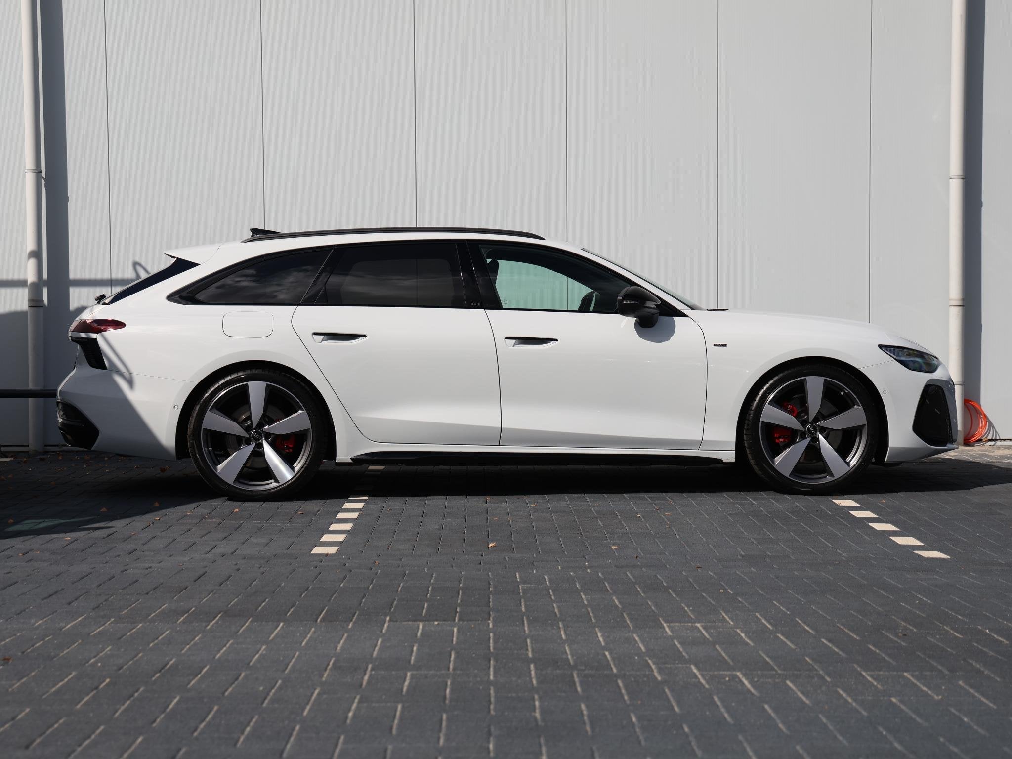 Audi A6 Avant 2.0 e-hybrid quattro S edition Competition 367, Auto's, Stof, Gebruikt, 4 cilinders, 150 min