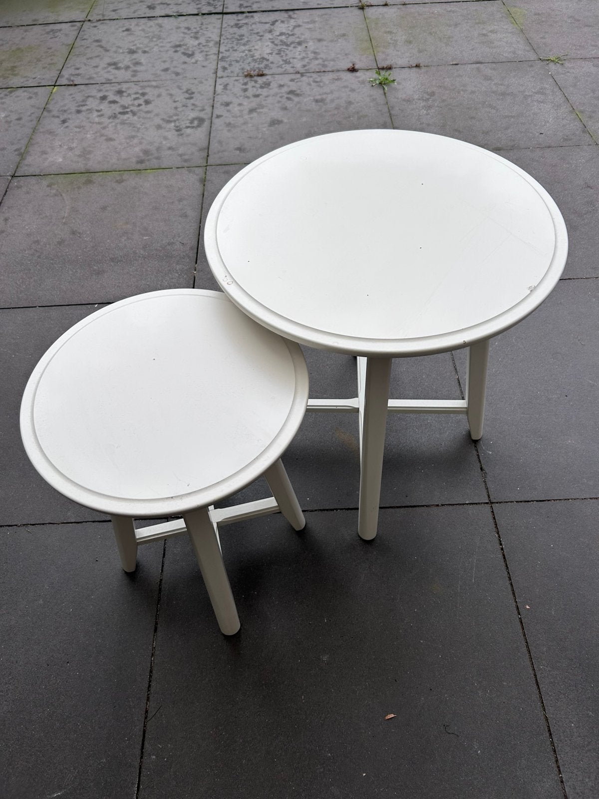 Gratis: twee witte tafeltjes Ikea, Ophalen, 50 – 75, Gebruikt, Rond