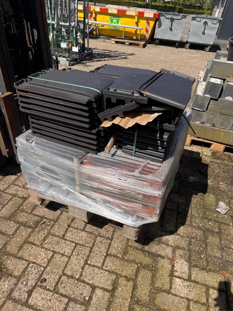 Dakpan, Ophalen, Steen of Klei, Zwart, Nieuw