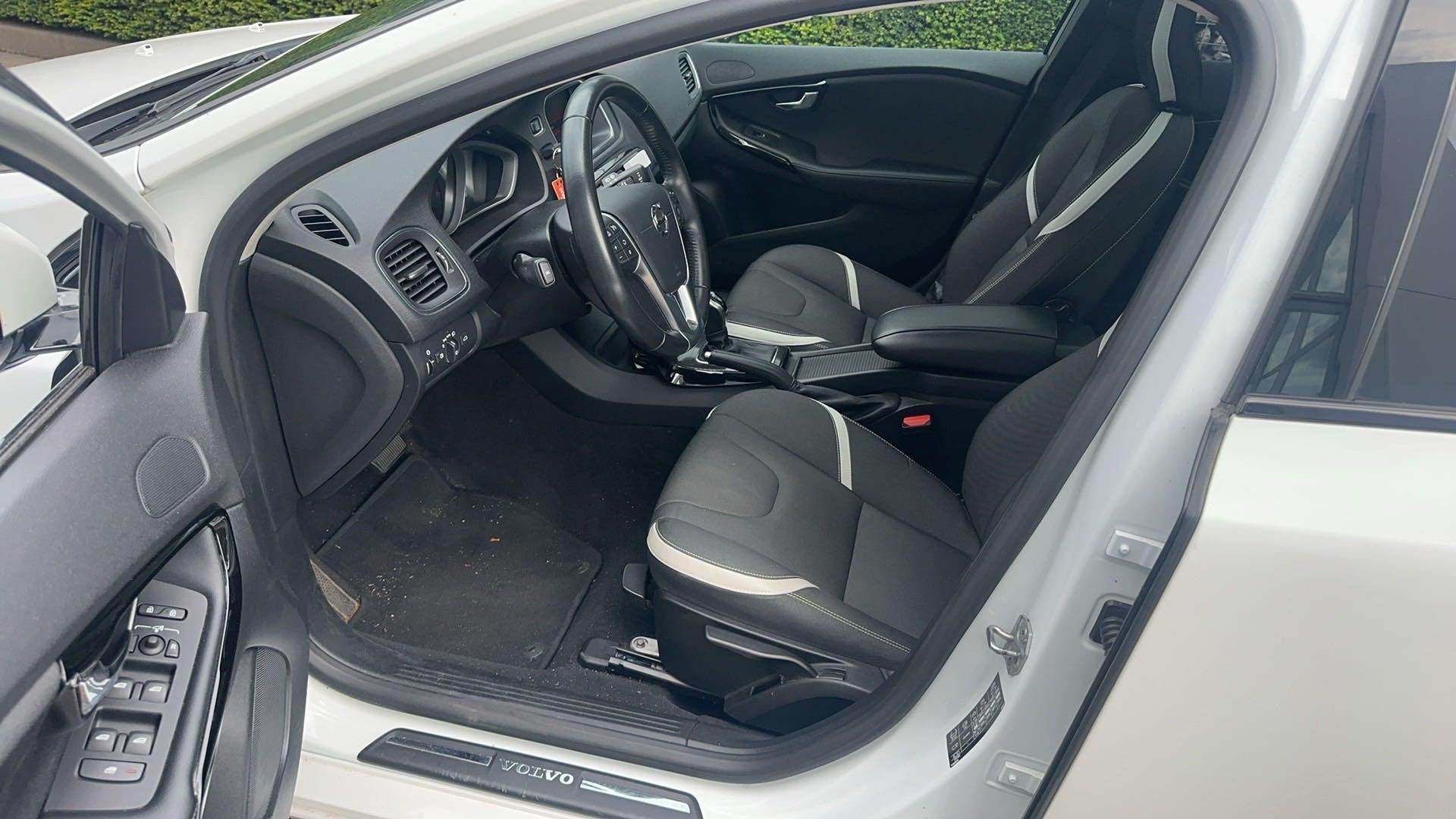 Volvo V40 1.5 T3 Dynamic Edition, Auto's, Volvo, 12 maanden, Euro 6, 4 cilinders, Leder en Stof