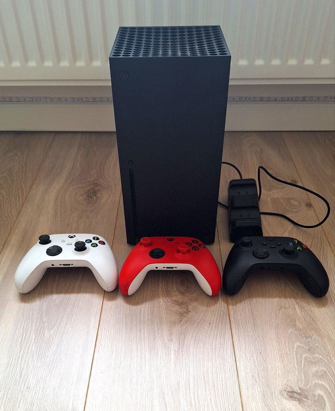 Xbox Series X 1TB + 3 controllers + oplaadstation + 2 games