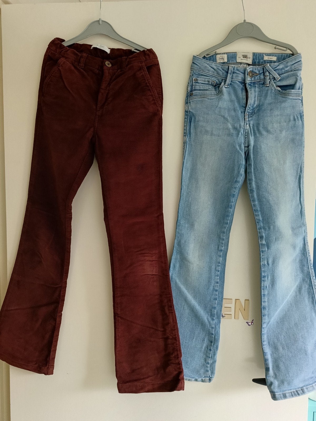 2 flaired broeken 134-140, by bar, America today, Broek, America Today, Gebruikt, Meisje
