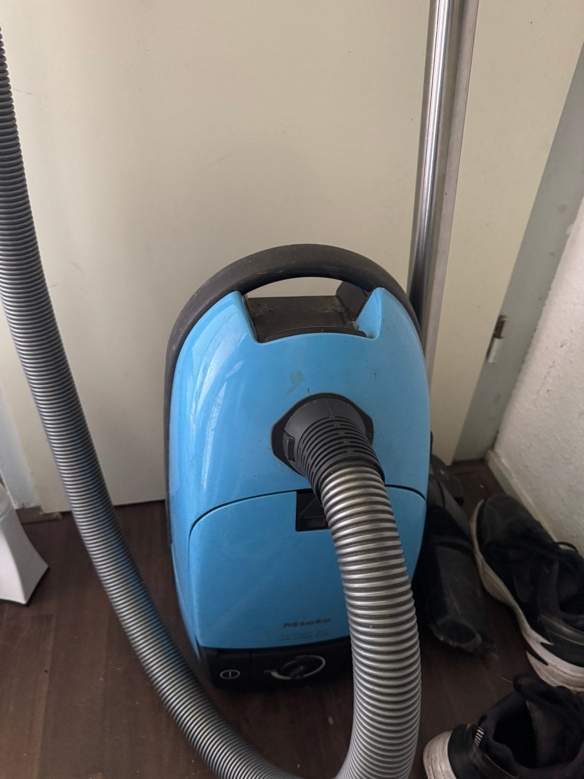 Gratis werkende Miele stofzuiger met zak, Witgoed en Apparatuur, Stofzuigers, Ophalen, Gebruikt, Steelstofzuiger, Miele