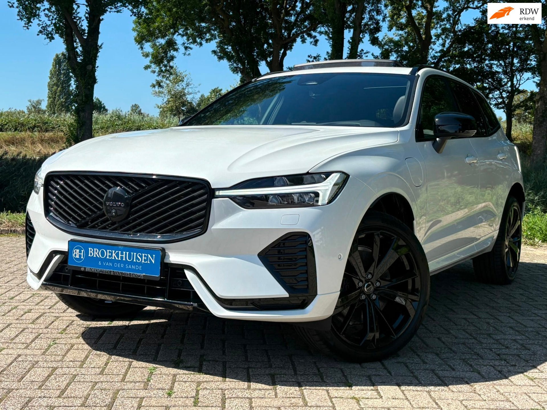 Volvo XC60 2.0 T8 Plug-in hybrid AWD NW MODEL Ultra Black Ed, Auto's, Automaat, Dealer onderhouden, Gebruikt, Zwart