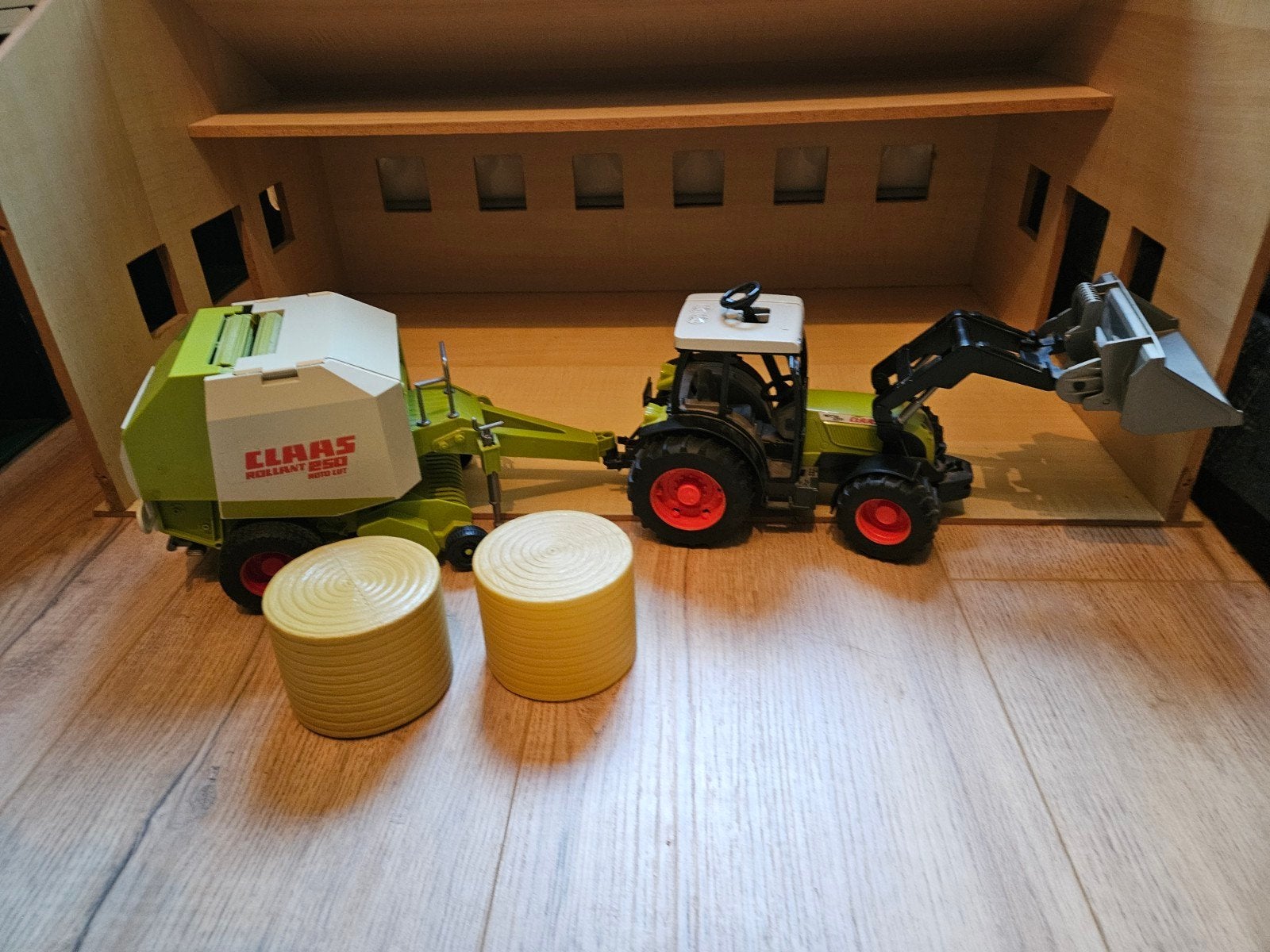 Bruder Claas Nectis 267F en Bruder Claas Rollant 250
Balenp, Ophalen of Verzenden, Gebruikt