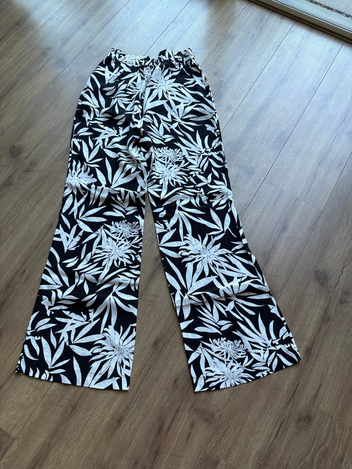 Mooie broek met wijde pijpen, maat S, Kleding | Dames, Broeken en Pantalons, Zwart, Ophalen of Verzenden, Zo goed als nieuw, Maat 36 (S)