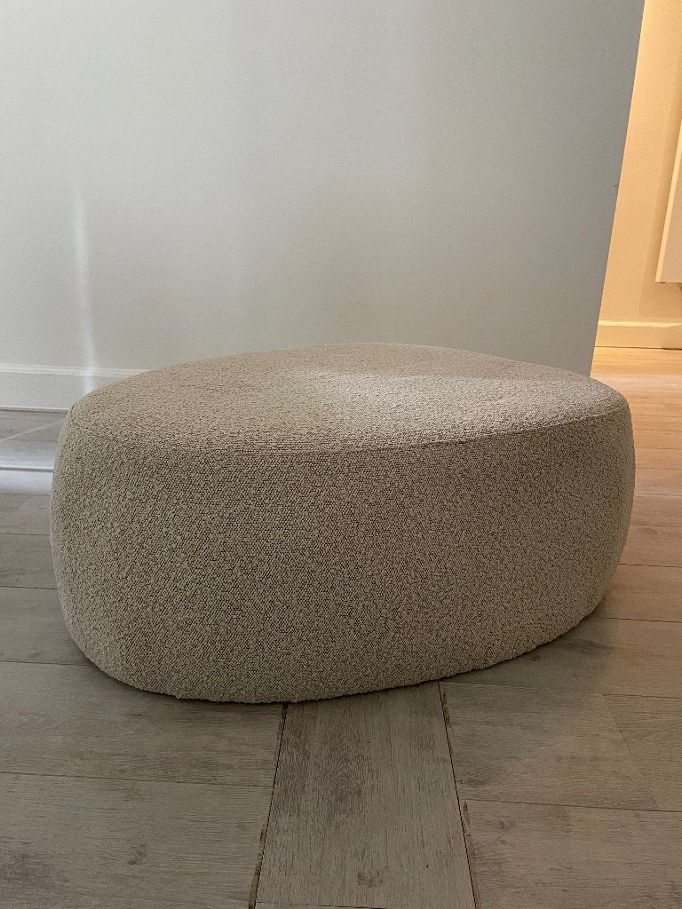 Poef Liby Bouclé Beige (Large), Huis en Inrichting, Banken | Voetenbanken en Poefen, Ophalen, Gebruikt, 75 tot 100 cm, Hip, organisch