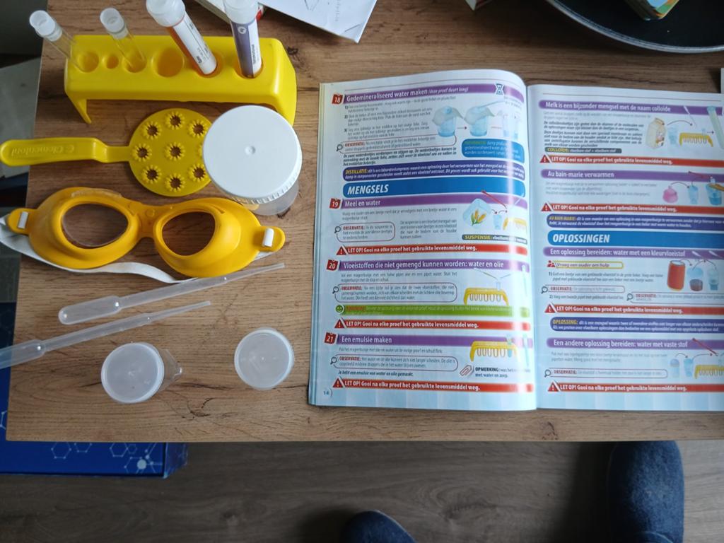 Scheikunde proefjes incl boekje, Ophalen, Gebruikt