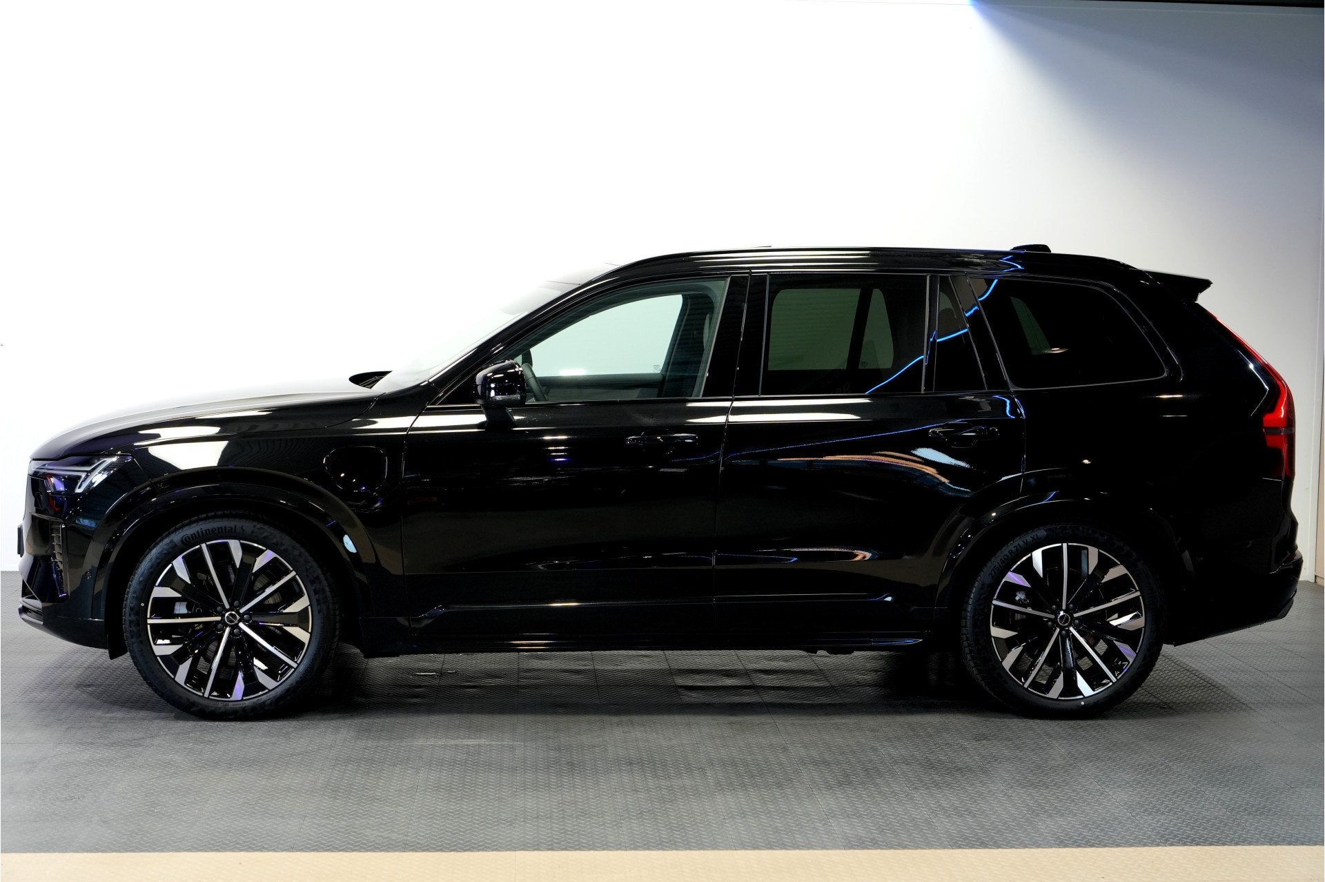 Volvo XC90 2.0 T8 AWD 335kW/456pk Aut8 Recharge Ultra Dark 7, Auto's, Dealer onderhouden, Gebruikt, Euro 6, 4 cilinders