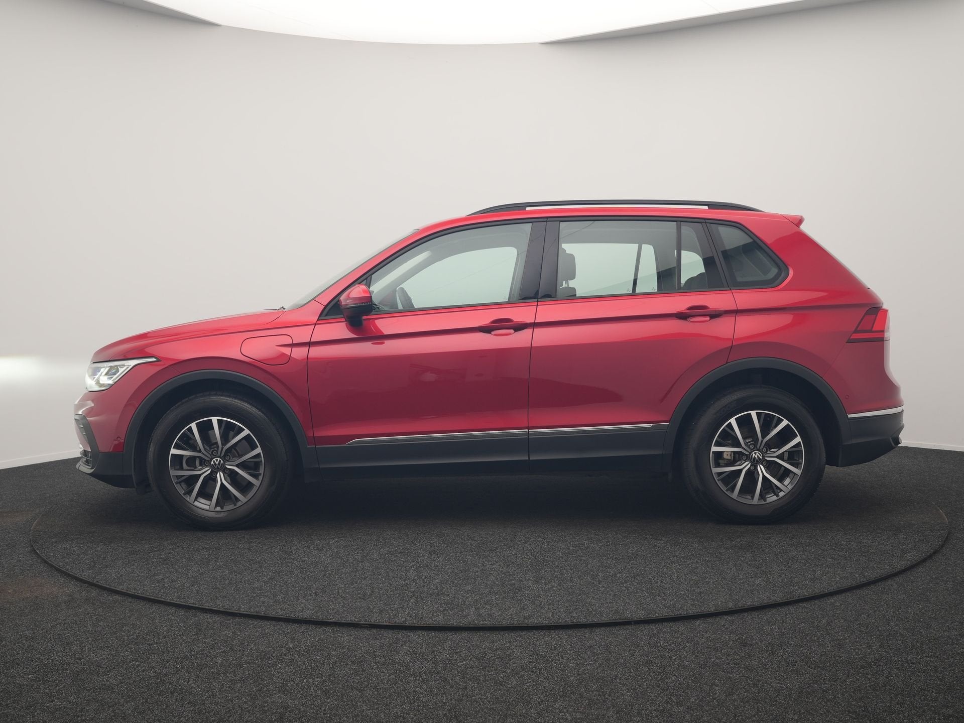 Volkswagen Tiguan 1.4 TSI eHybrid Elegance PHEV 245pk Dealer, Auto's, Volkswagen, 1716 kg, Stof, Zwart, 4 cilinders