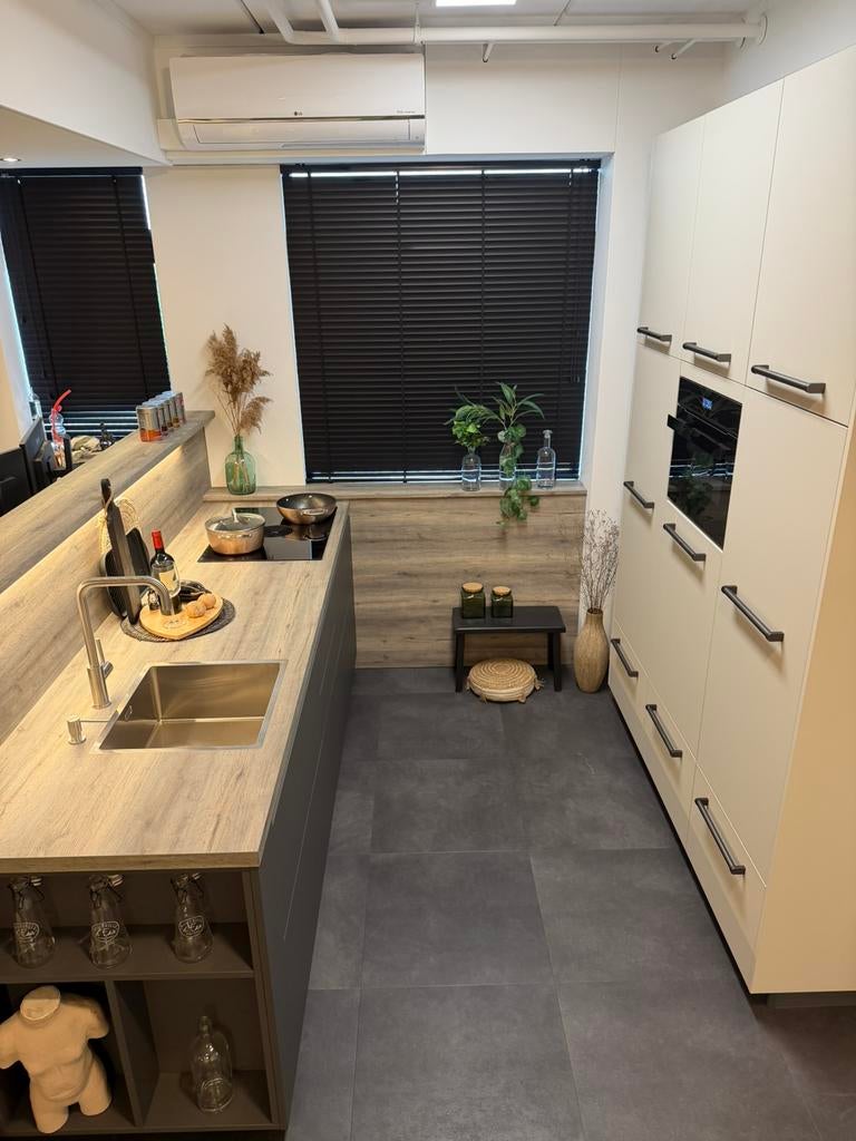 Luxe showroomkeuken voor de scherpste prijs, Huis en Inrichting, Ophalen, Nieuw, Kunststof, Dubbelwandige keuken