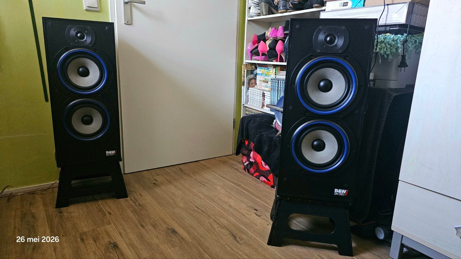 Een set B&W dm220i.