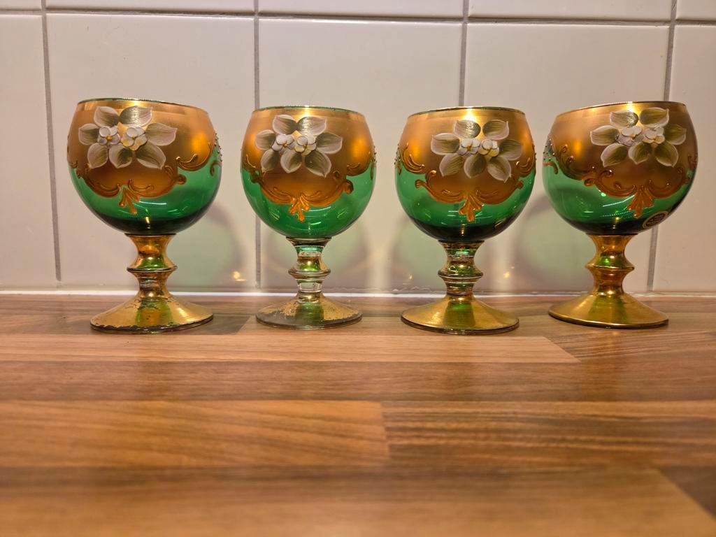 Set van 4 Murano wijnglazen - Groen met goud decor, Antiek en Kunst, Antiek | Glas en Kristal, Ophalen of Verzenden