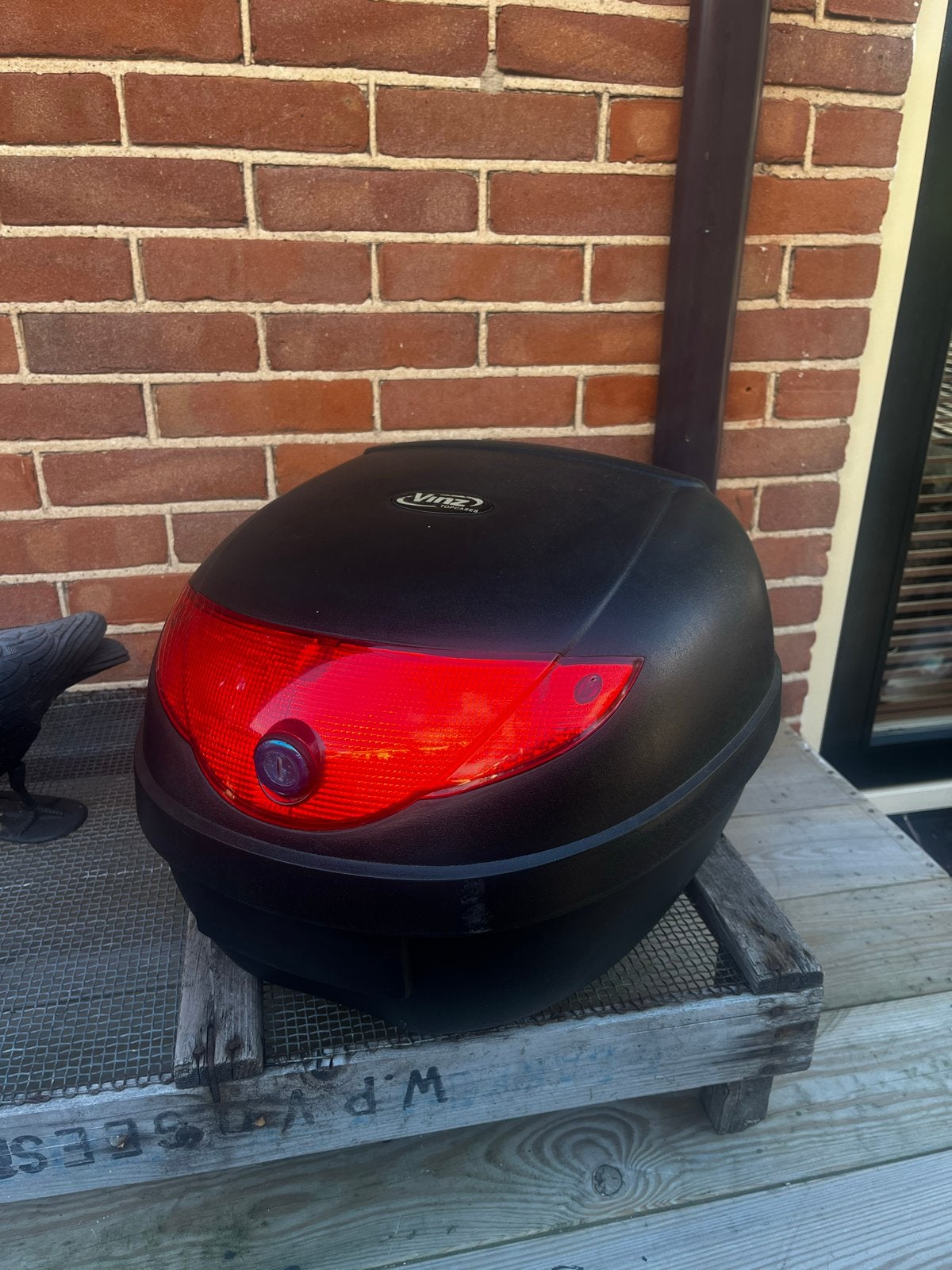 Vinza scooter/motorfiets topkoffer met rood achterlicht, Fietsen en Brommers, Ophalen, Gebruikt, Koffer