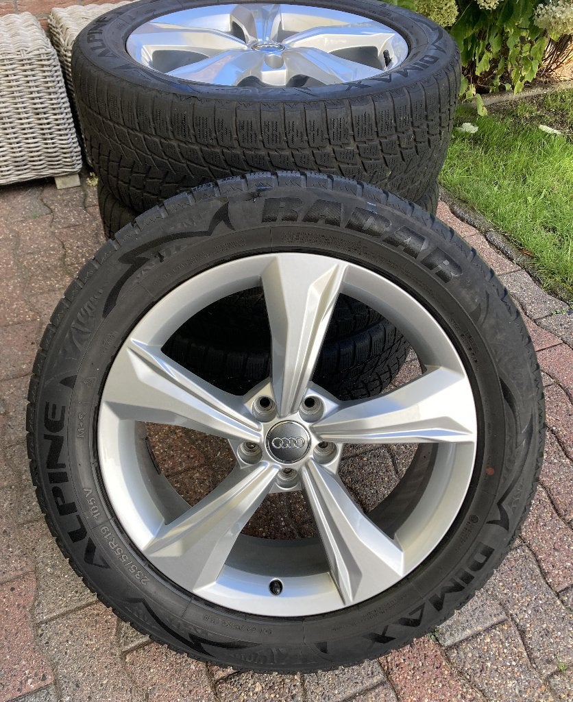 19inch Originele zeer mooie Audi Q5 velgen met winterbanden, Auto-onderdelen, Gebruikt, Banden en Velgen, Winterbanden, 235 mm