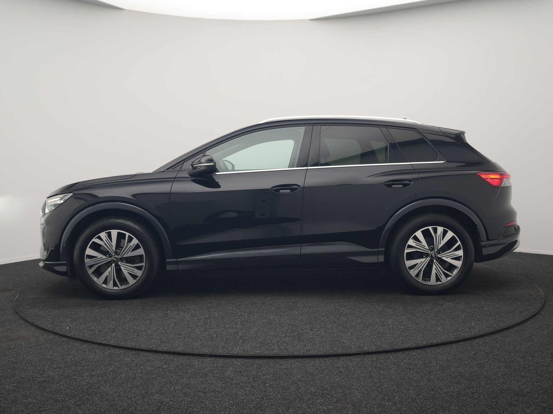 Audi Q4 e-tron 40 Edition 77 kWh 204pk Dealer O.H | Adaptive, Automaat, Gebruikt, 82 kWh, Automatische klimaatregeling