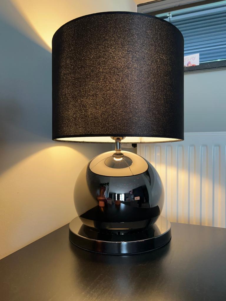 Moderne Bol Lamp met Zwarte Kap - Uitstekende Conditie, Ophalen, Zo goed als nieuw, Metaal, 50 tot 75 cm