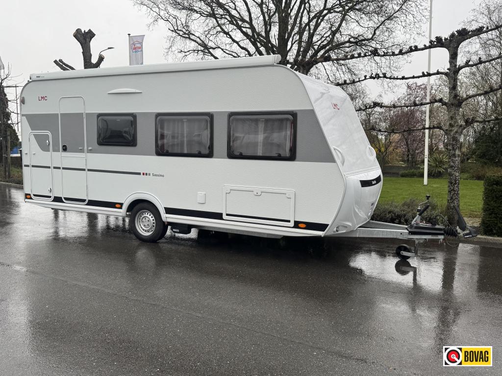 LMC Sassino 470 K verkocht, Caravans en Kamperen, Caravans, Dwarsbed, Bedrijf, 5 tot 6 meter, Schokbreker