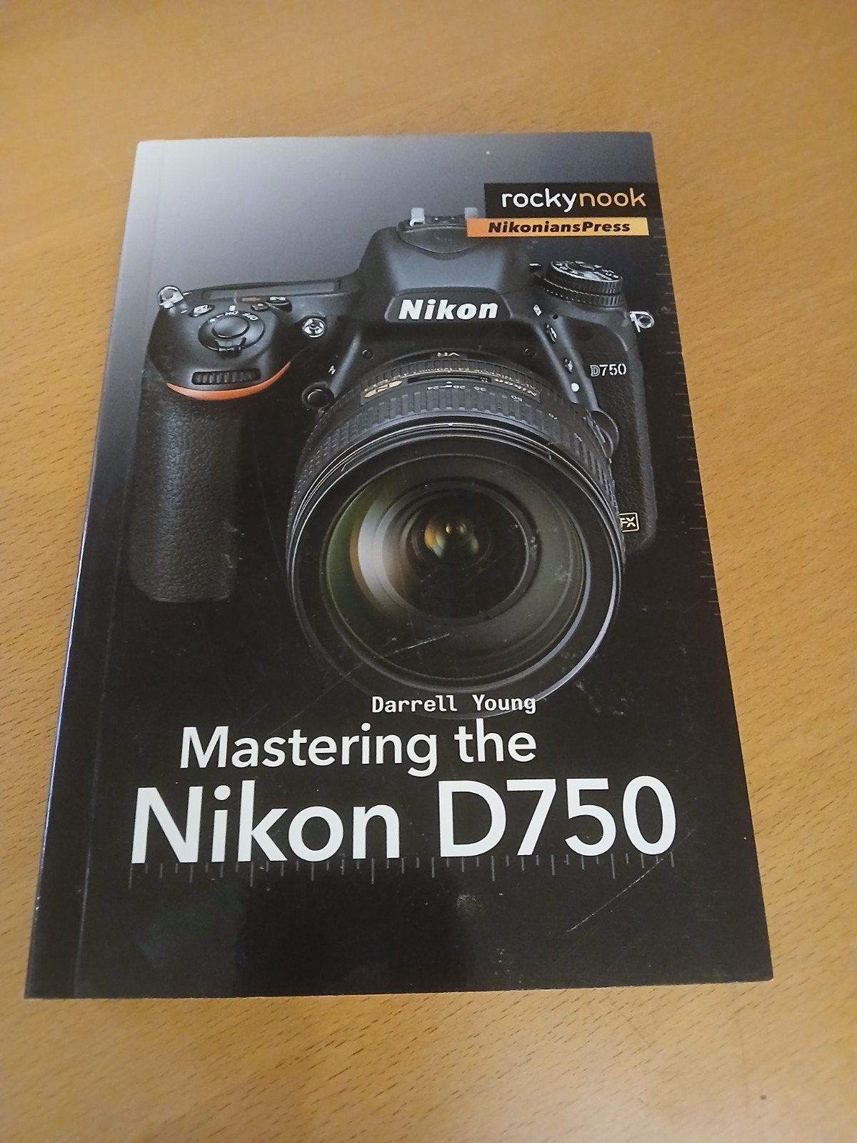 Boek: Mastering the Nikon D750 door Darrell Young, Ophalen of Verzenden, Zo goed als nieuw, Fotografie algemeen, Darrell Young