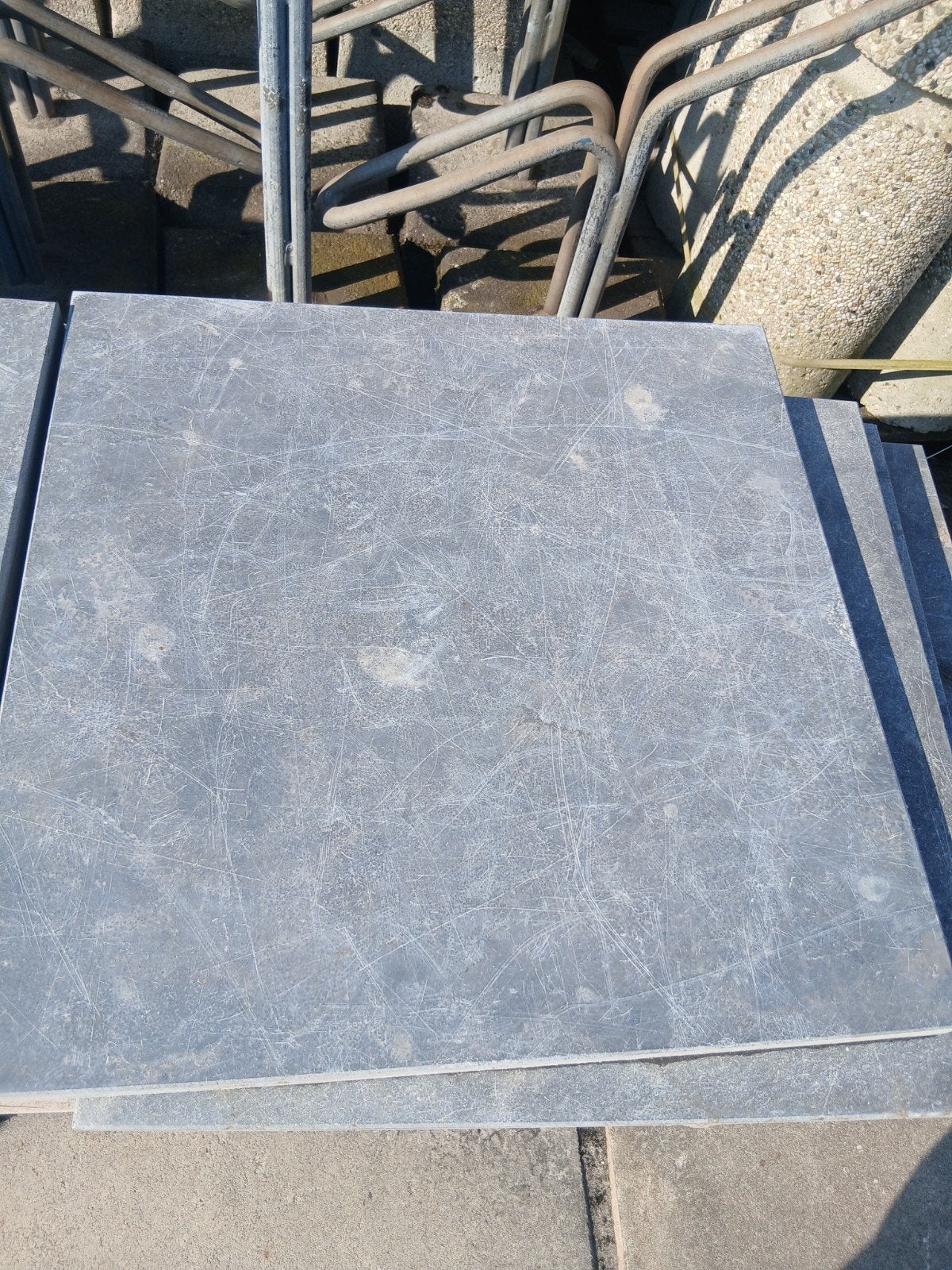 50x50 tegels natuursteen blauwgrijs gebruikt circa 12 m, Tuin en Terras, Ophalen, Gebruikt, Natuursteen, Terrastegels