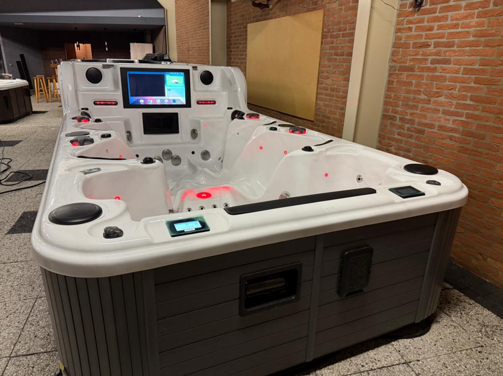 Unieke Zwemspa Titanic. 2 delig. Met warmtepompen! SHOWMODEL, Tuin en Terras, Bubbelbaden en Hottubs, Ophalen, Zo goed als nieuw
