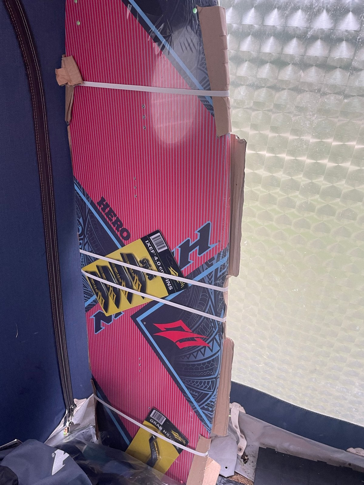 Naish Hero Kiteboard met Cabrinha bindingen, Watersport en Boten, Kitesurfen, Twintip, Ophalen, Nieuw, Kiteboard