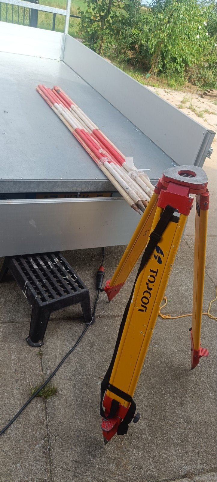 10 jalonstokken met Topcon laser statief, Ophalen