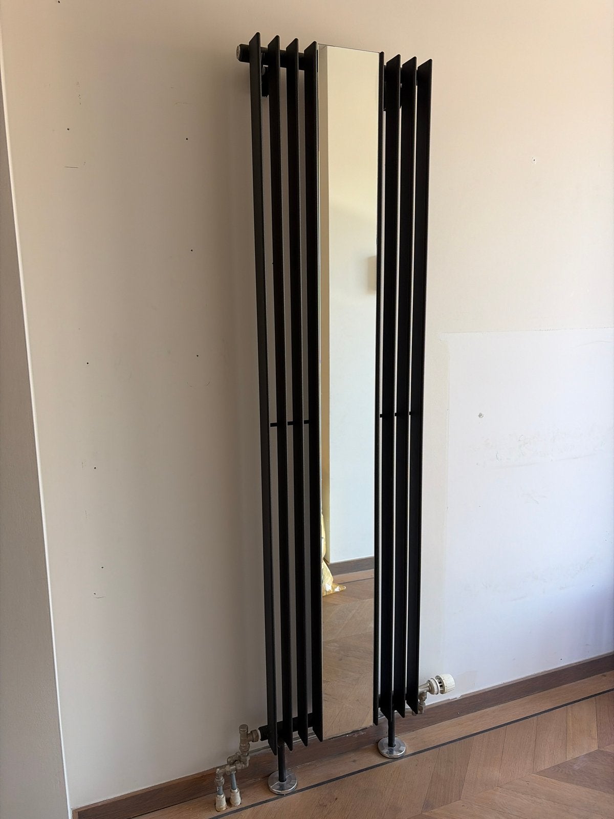 Designradiator met spiegel en klassieke radiator, Doe-het-zelf en Verbouw, Verwarming en Radiatoren, Ophalen, Gebruikt, Radiator