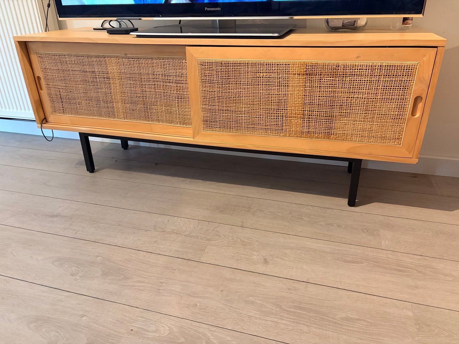 TV-meubel met rotan schuifdeuren, Ophalen, 100 tot 150 cm, Zo goed als nieuw, Minder dan 100 cm