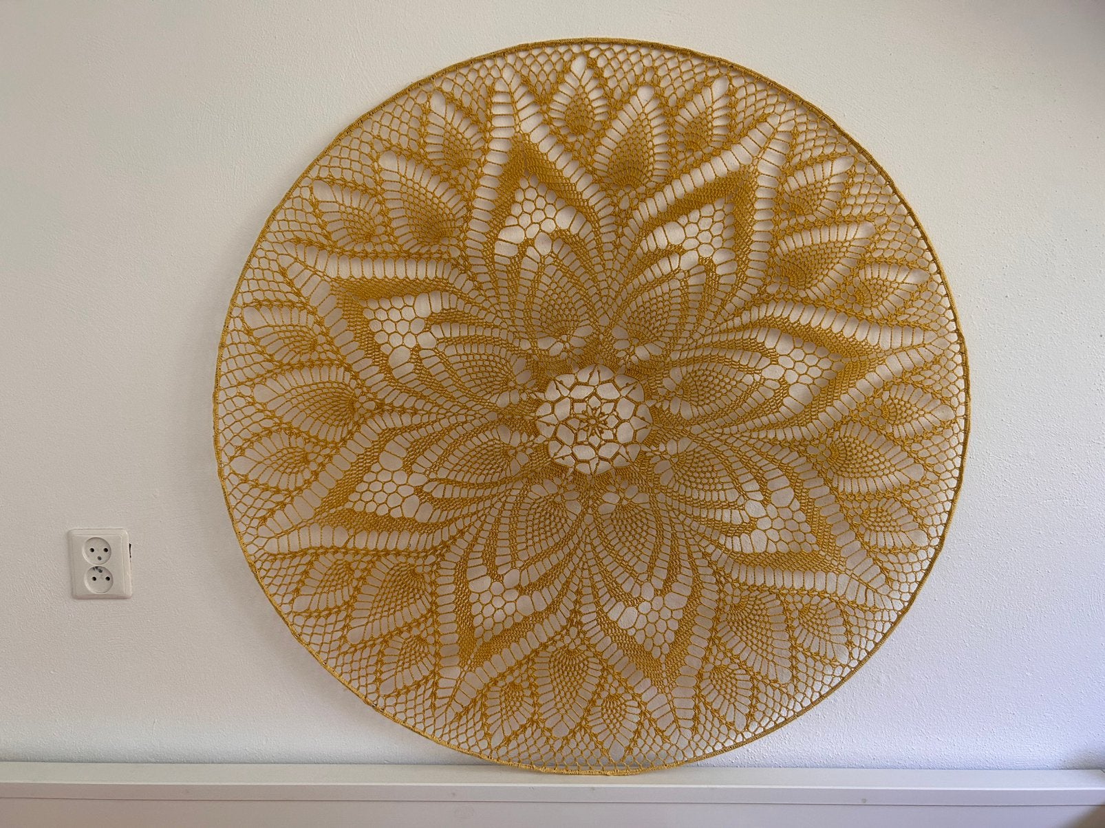 Grote gehaakte mandala voor op de muur oker geel, Ophalen