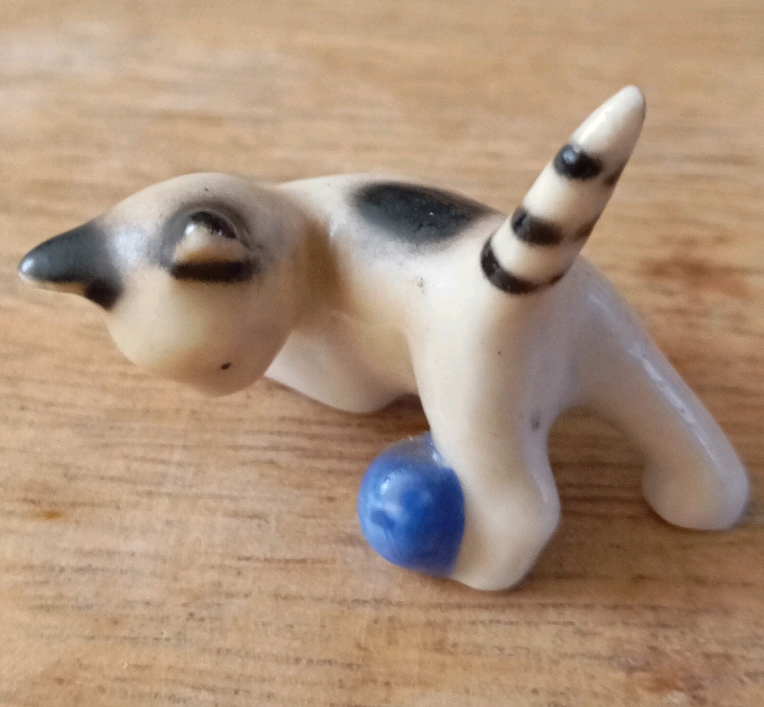 Goebel Mini Poesje met Blauwe Bal - Vintage Kattenbeeldje, Ophalen of Verzenden, Gebruikt, Hond of Kat, Beeldje of Figuurtje