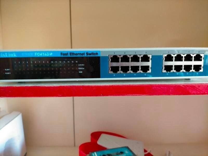 Ovislink 16 poorts Netwerk switch (10/100), Computers en Software, Netwerk switches, Ophalen, Zo goed als nieuw