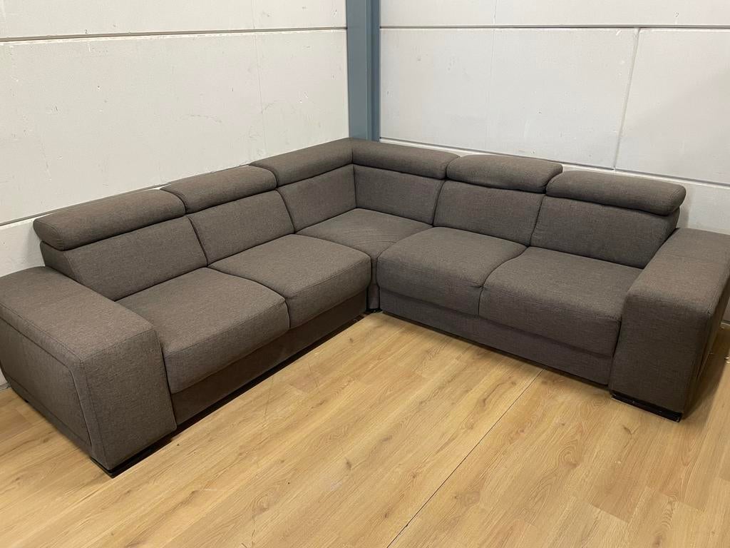 Mooie luxe taupe grijze hoekbank met hoofdsteunen  GEREINIGD, Huis en Inrichting, Banken | Bankstellen, Ophalen, 250 tot 300 cm