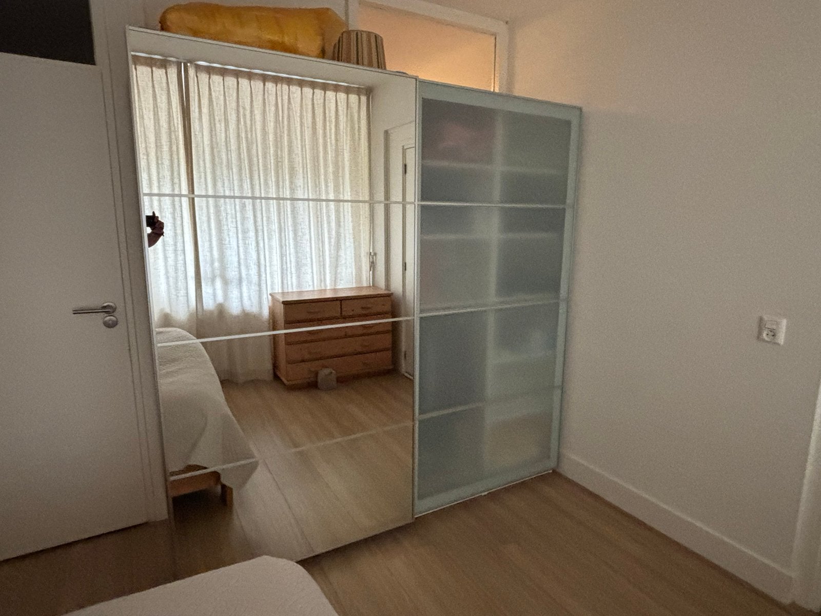 IKEA Pax kast met spiegel en matte schuifdeuren, Ophalen, Overige materialen, Gebruikt, 100 tot 150 cm