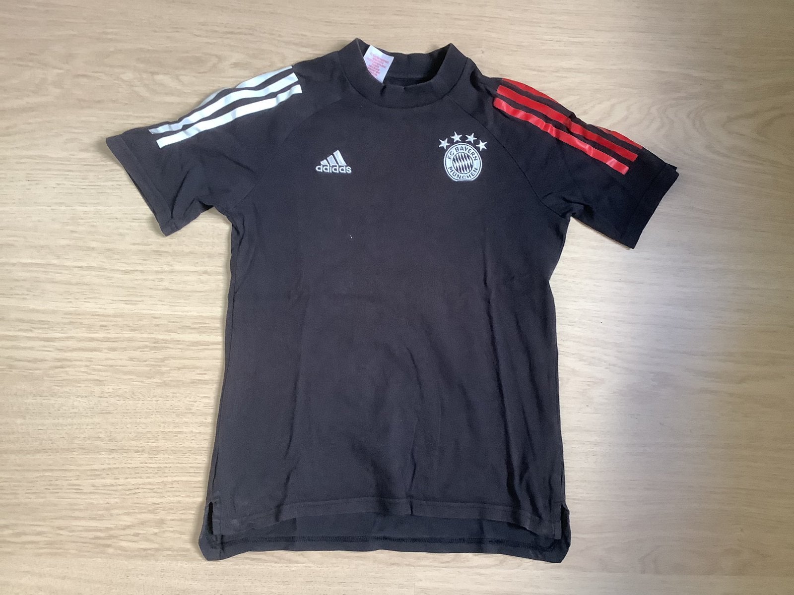 stoer zwart t-shirt Bayern Munchen maat 152 Adidas, Ophalen of Verzenden, Gebruikt, Jongen, Sport- of Zwemkleding