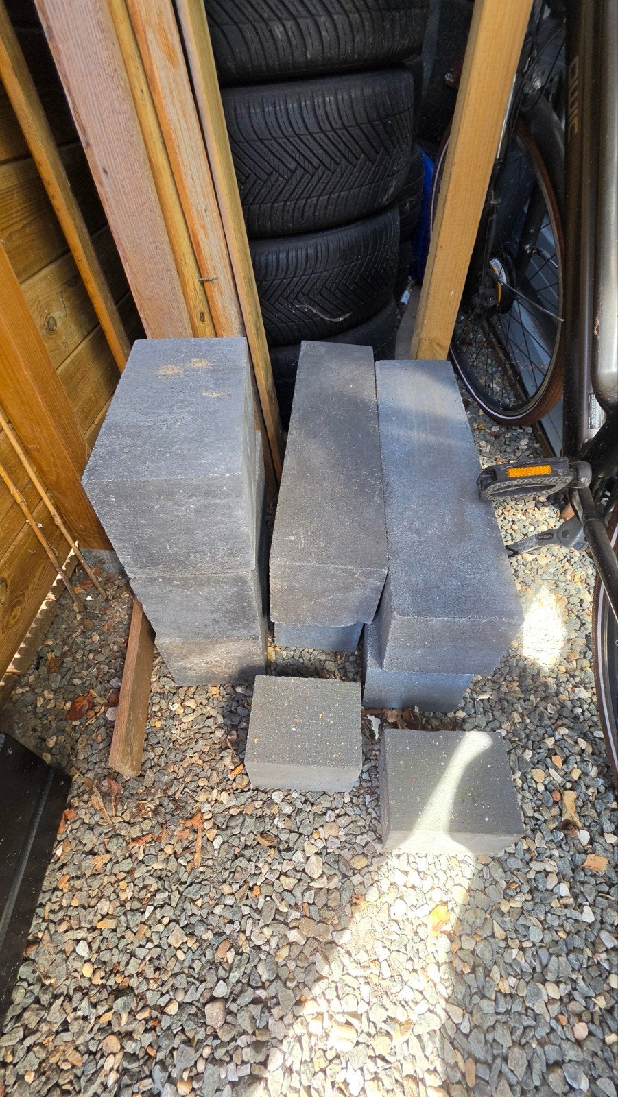 Stapelblokken 
4 met stukje eraf, Tuin en Terras, Bielzen en Borders, Ophalen