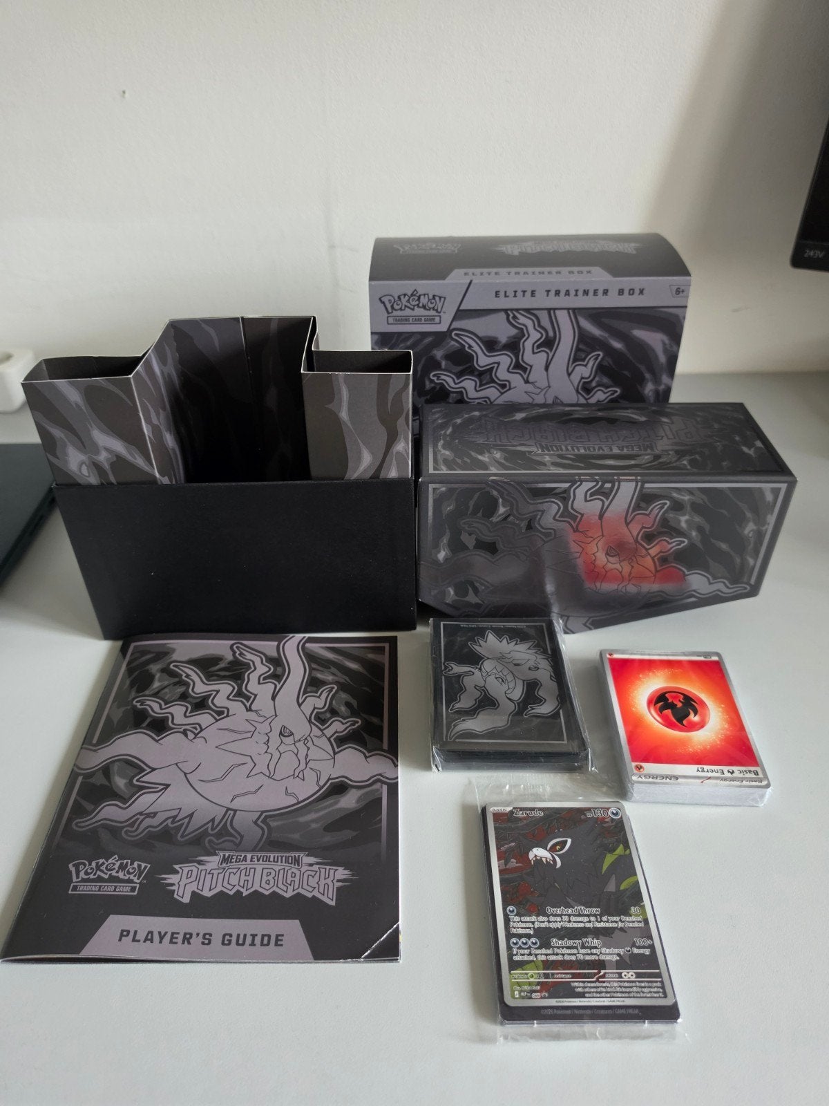 pokemon pitch black etb. Zonder de packs., Ophalen of Verzenden, Zo goed als nieuw