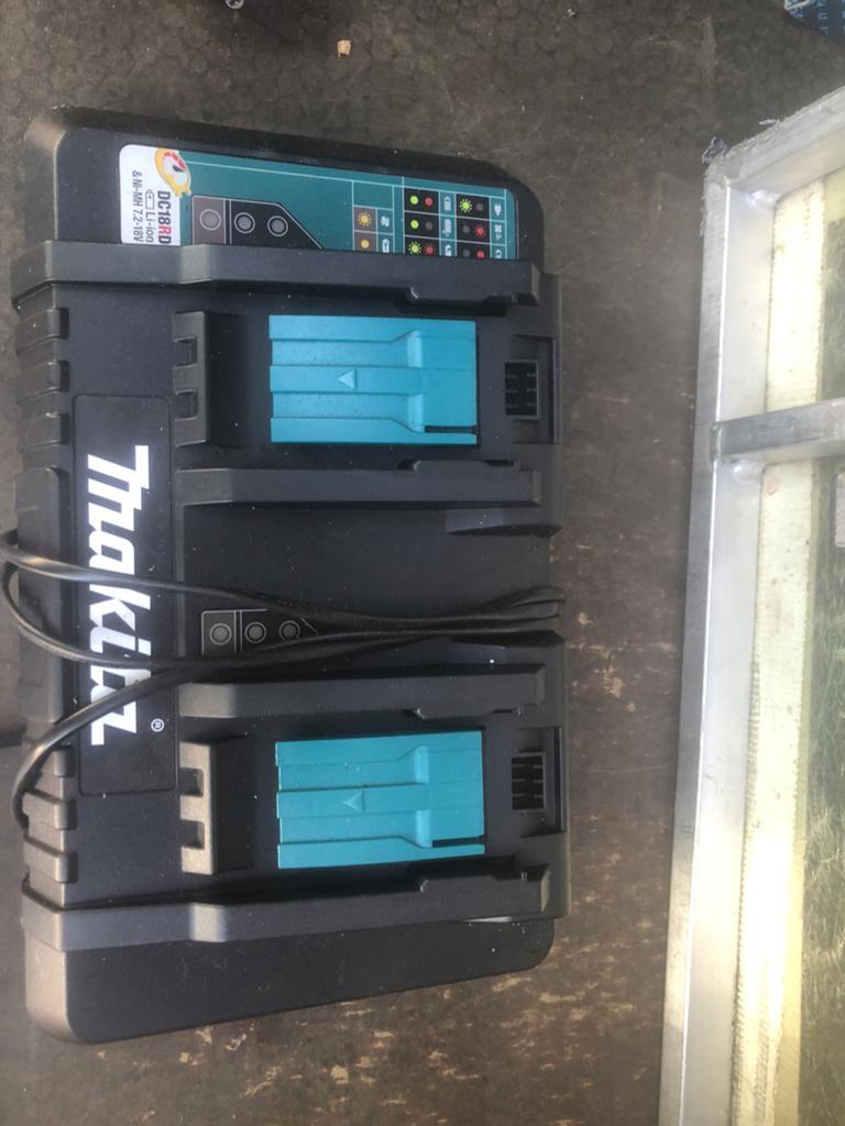 Makita dubbel oplader, Ophalen of Verzenden, Zo goed als nieuw