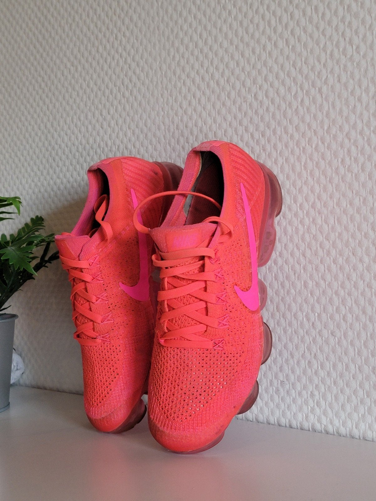 Nike Air VaporMax Flyknit "Hyper Punch" (WMNS) EU 38, Nike, Ophalen of Verzenden, Sneakers of Gympen, Roze