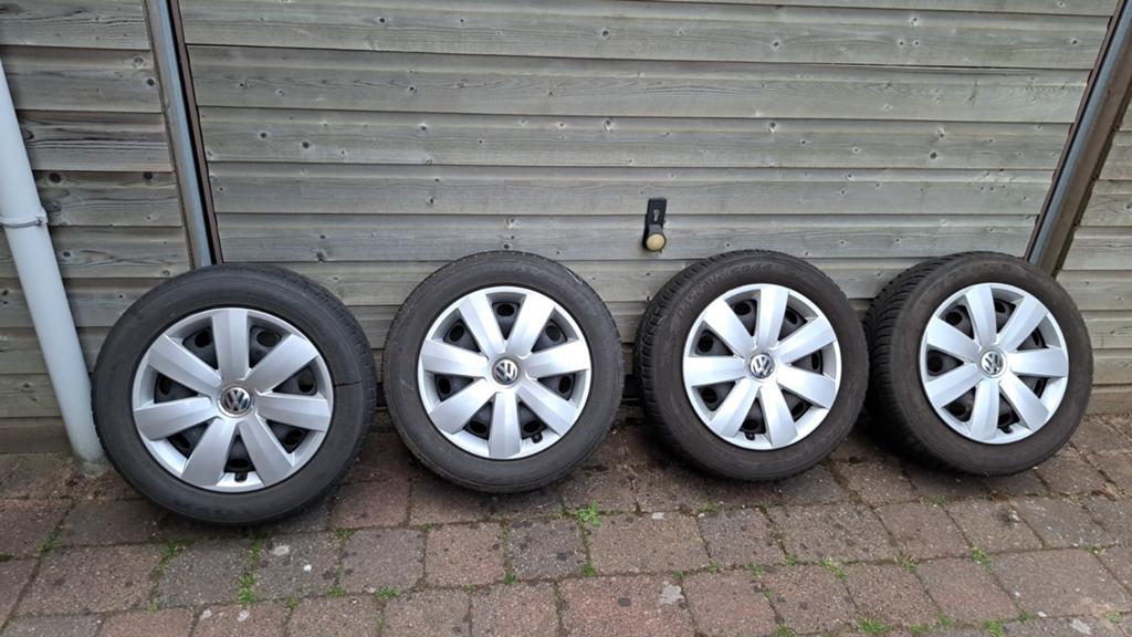 Stalen winterwielen VW Touran met wieldoppen 205/55R16, Auto-onderdelen, Banden en Velgen, Gebruikt, 16 inch, Banden en Velgen