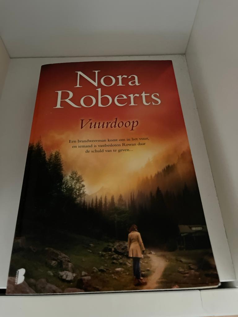 Nora Roberts - Vuurdood, Boeken, Ophalen of Verzenden, Zo goed als nieuw, Nederland