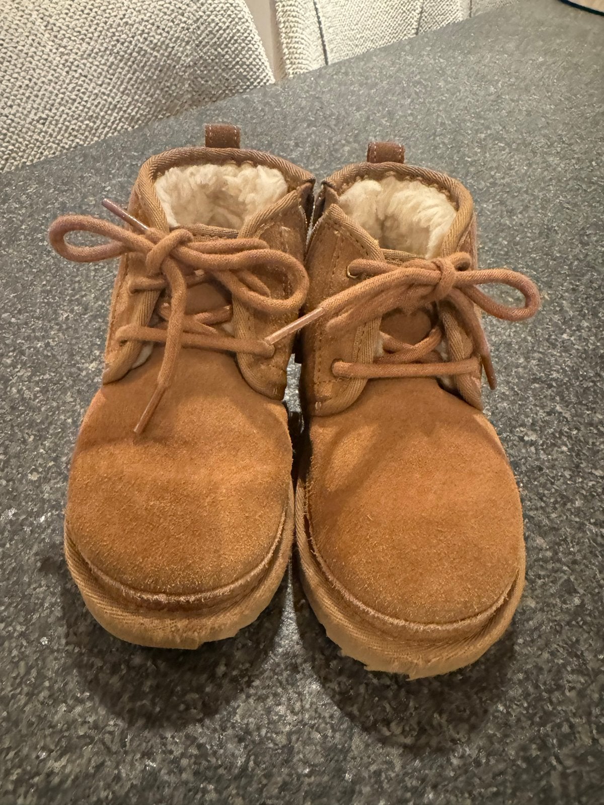Uggs kinderlaarzen maat 27 - Zo goed als nieuw, Ophalen of Verzenden, Zo goed als nieuw, Jongen of Meisje, Laarzen