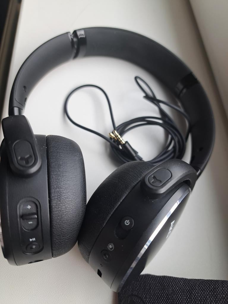 AKG Y500 Draadloze On-Ear Hoofdtelefoon met Hoesje, Audio, Tv en Foto, Koptelefoons, Op oor (supra aural), Zo goed als nieuw, Draadloos