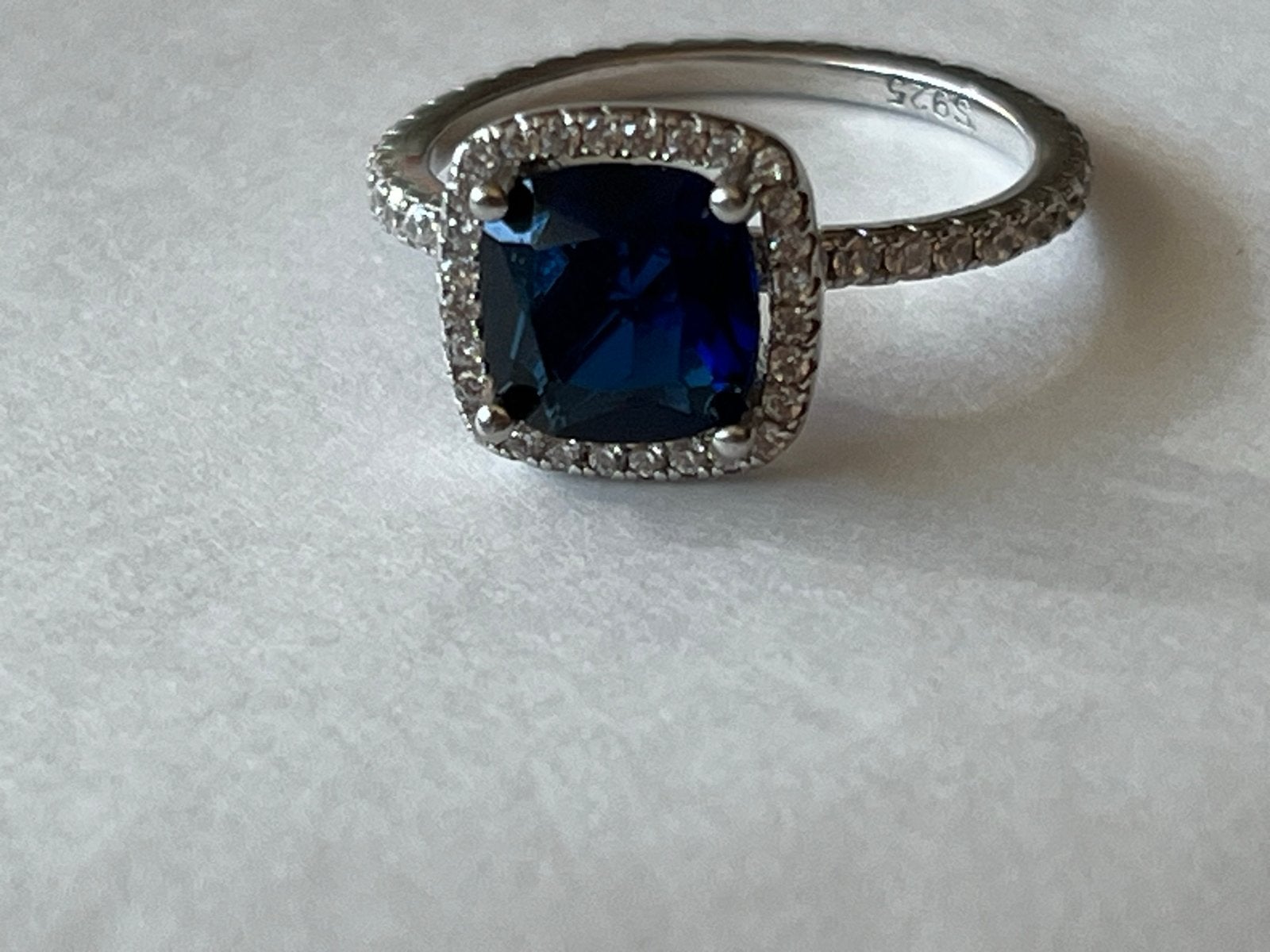 Zilveren ring met blauwe en witte Saffier, maat 18,25, Sieraden, Tassen en Uiterlijk, Ringen, 18 tot 19, Zo goed als nieuw, Met edelsteen