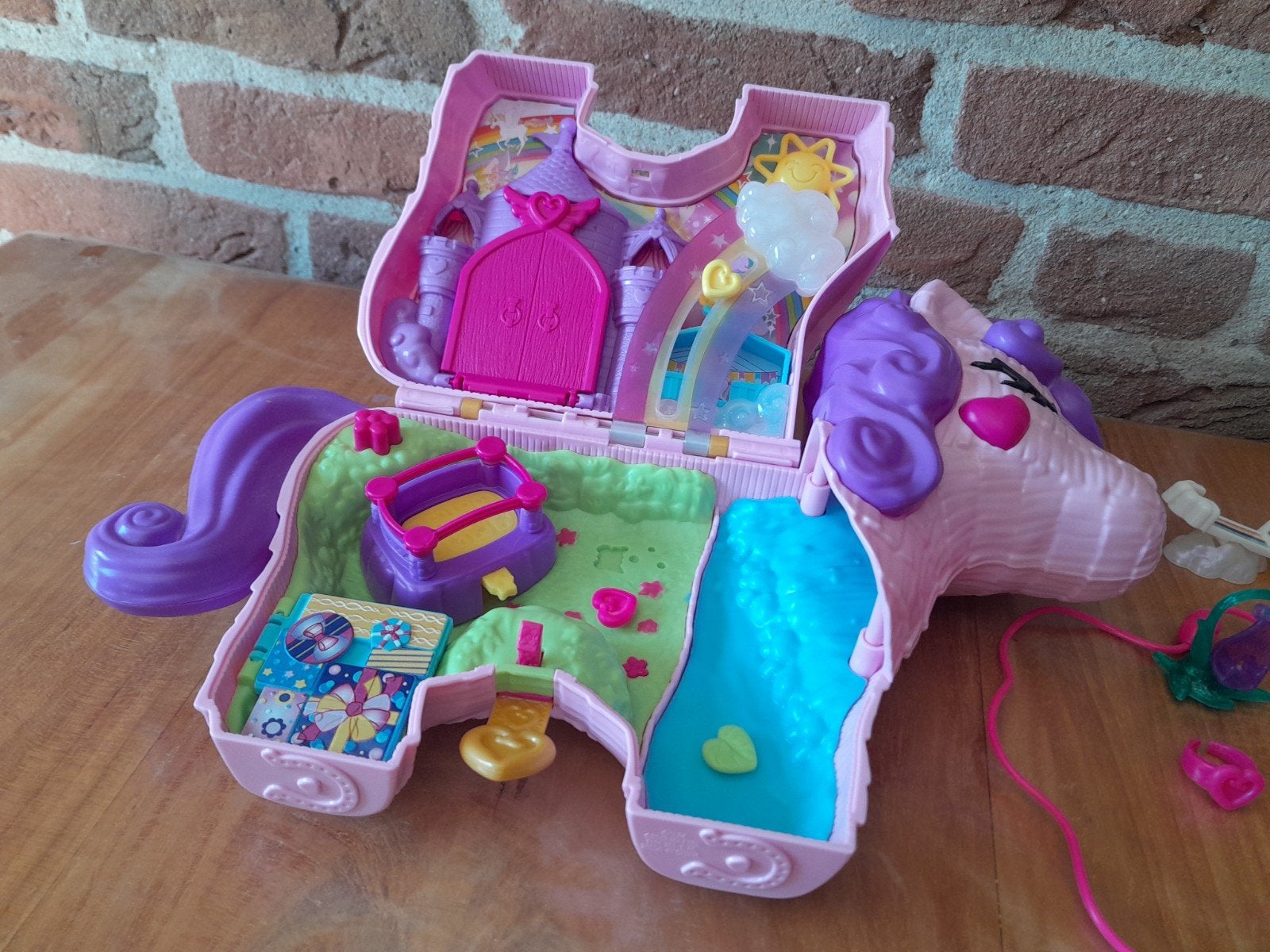 Polly pocket eenhoorn pinata.
Compleet.
Hele leuke set, Ophalen of Verzenden, Zo goed als nieuw