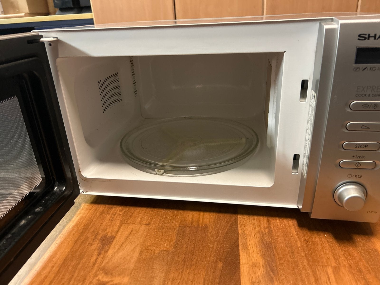 Sharp 800W Magnetron - Schoon en Klaar voor Gebruik, Witgoed en Apparatuur, Magnetrons, Gebruikt, Ophalen of Verzenden, Magnetron