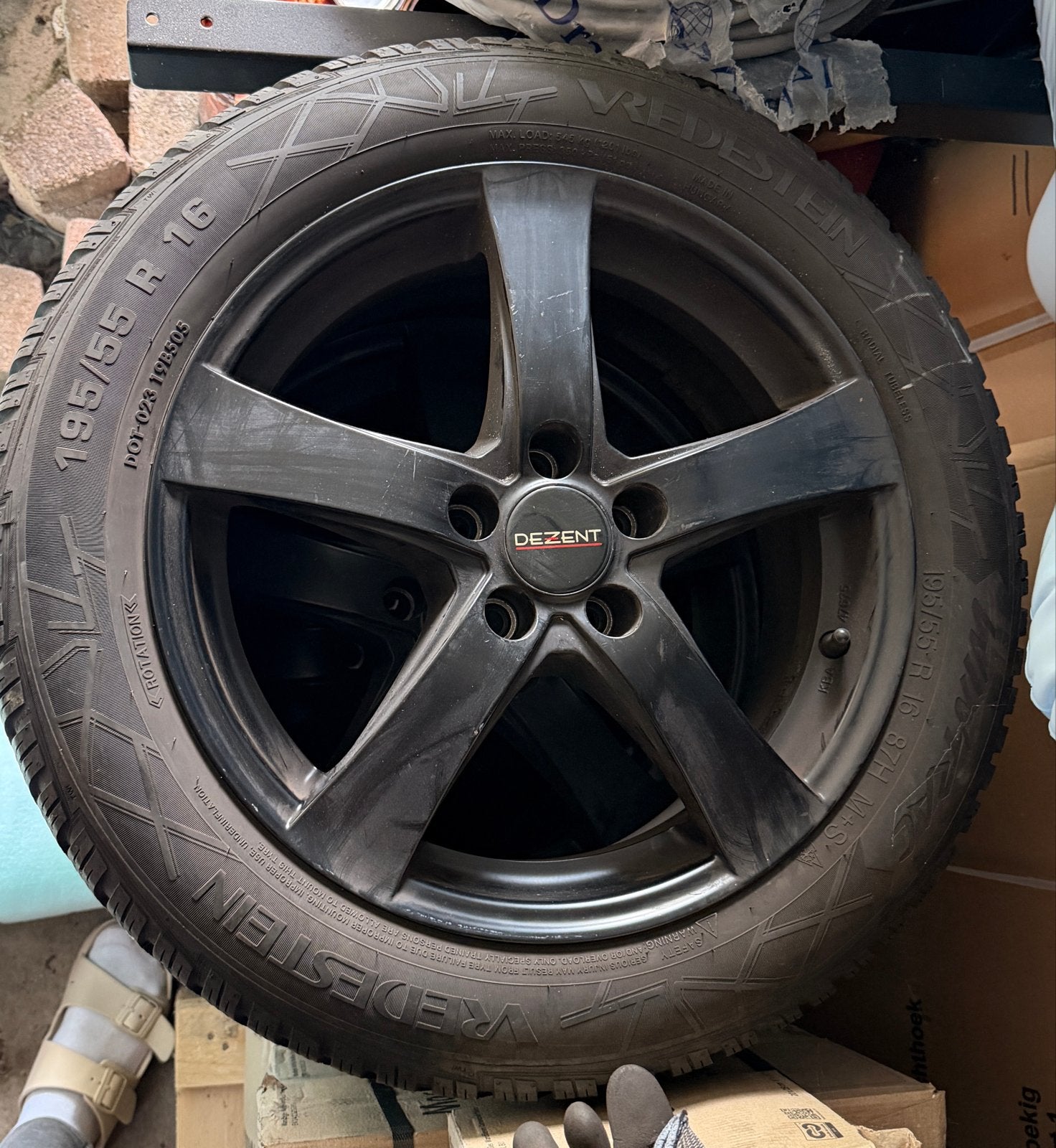 Winterbanden met zwarte lichtmetalen velgen - Audi A1, Ophalen, Gebruikt, 16 inch, Banden en Velgen